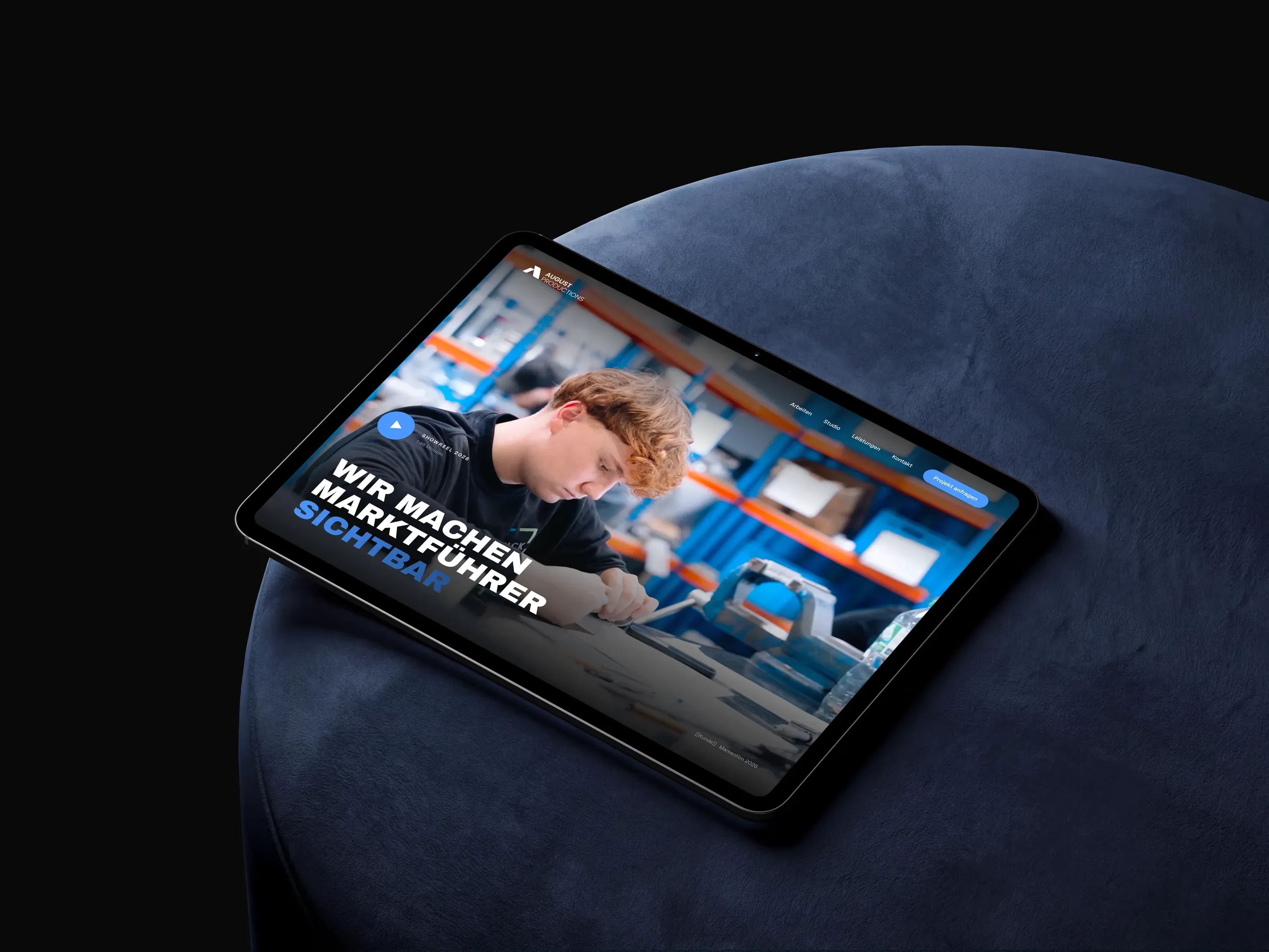 Website von August Productions auf einem iPad