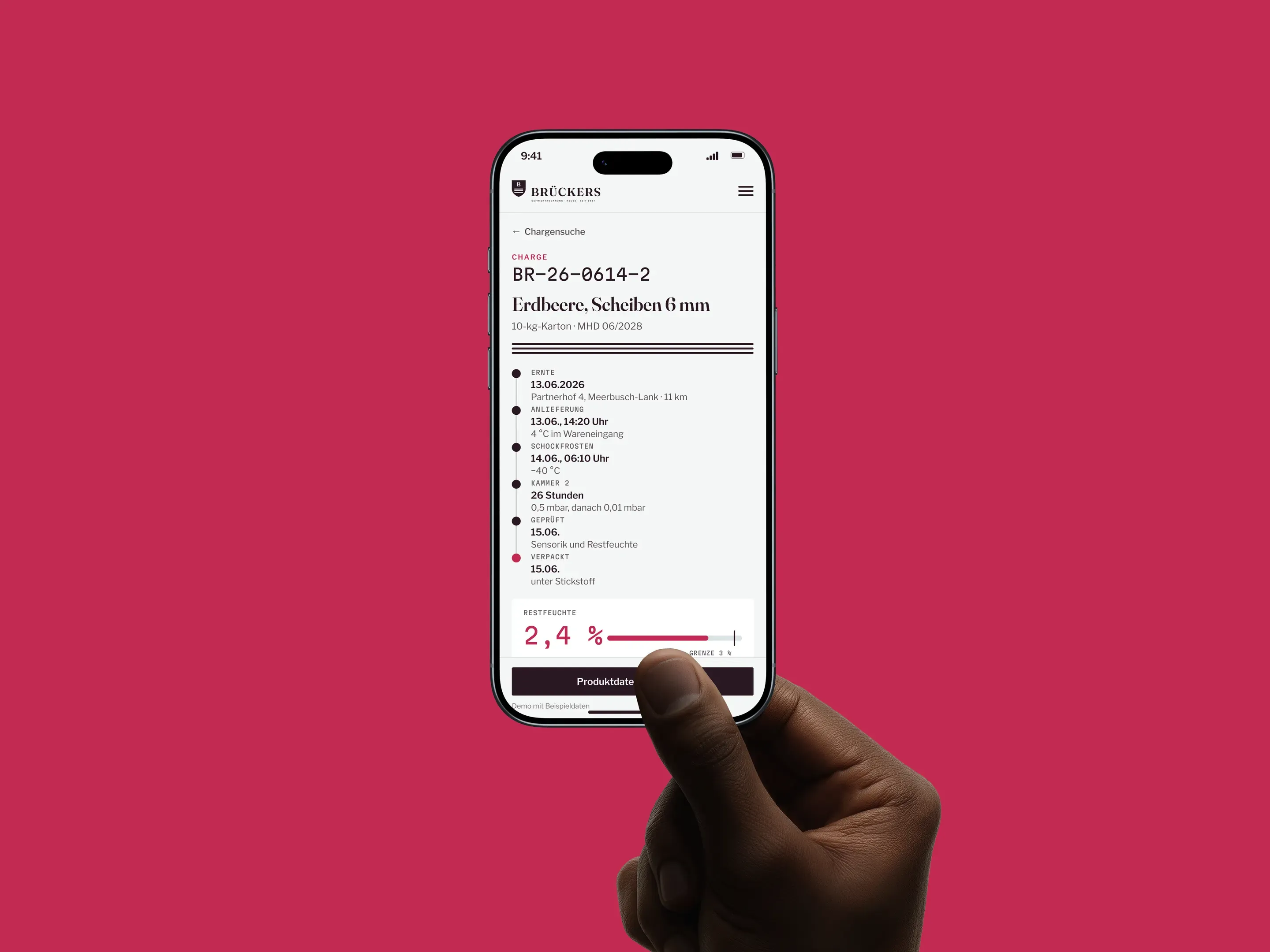 Konzept für BRÜCKERS: Chargenkarte BR-26-0614-2 auf einem iPhone in der Hand, mit Erntetag, Partnerhof, Trocknung und Restfeuchte von 2,4 Prozent