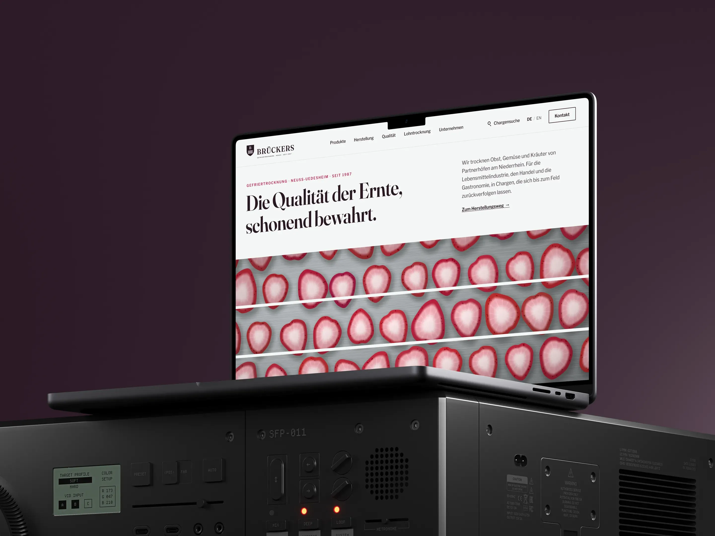 Konzept für BRÜCKERS: Startseite auf einem MacBook, das auf einem Steuerpult steht. Überschrift „Die Qualität der Ernte, schonend bewahrt.“ über einem Bild von Erdbeerscheiben in drei Streifen