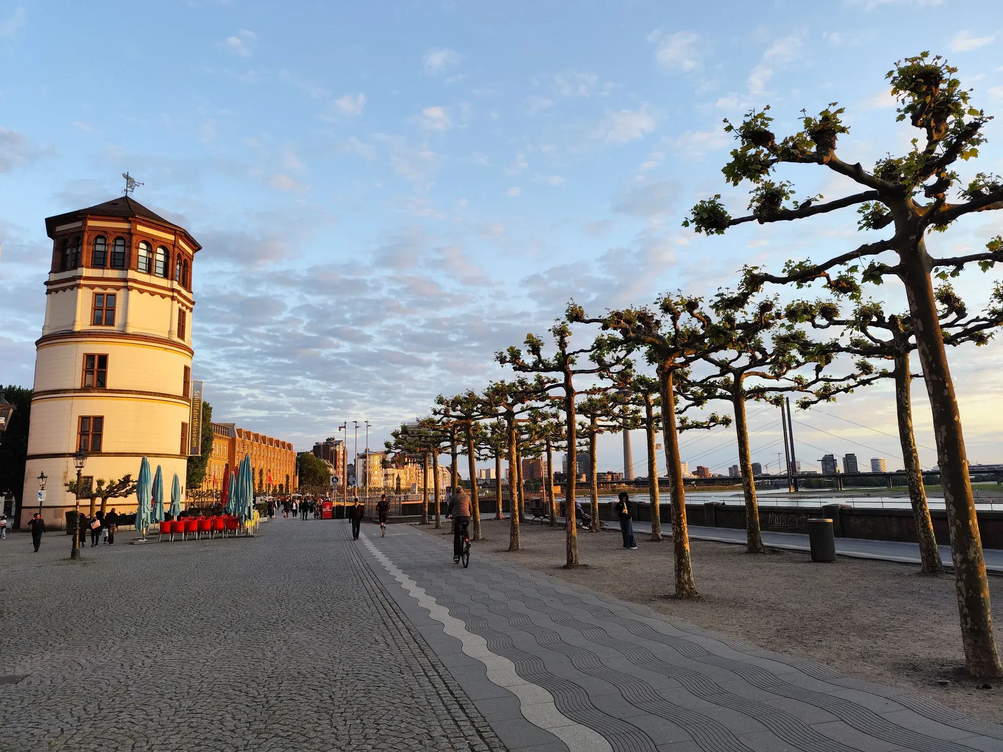 Rheinuferpromenade in der Düsseldorfer Altstadt mit dem Schlossturm