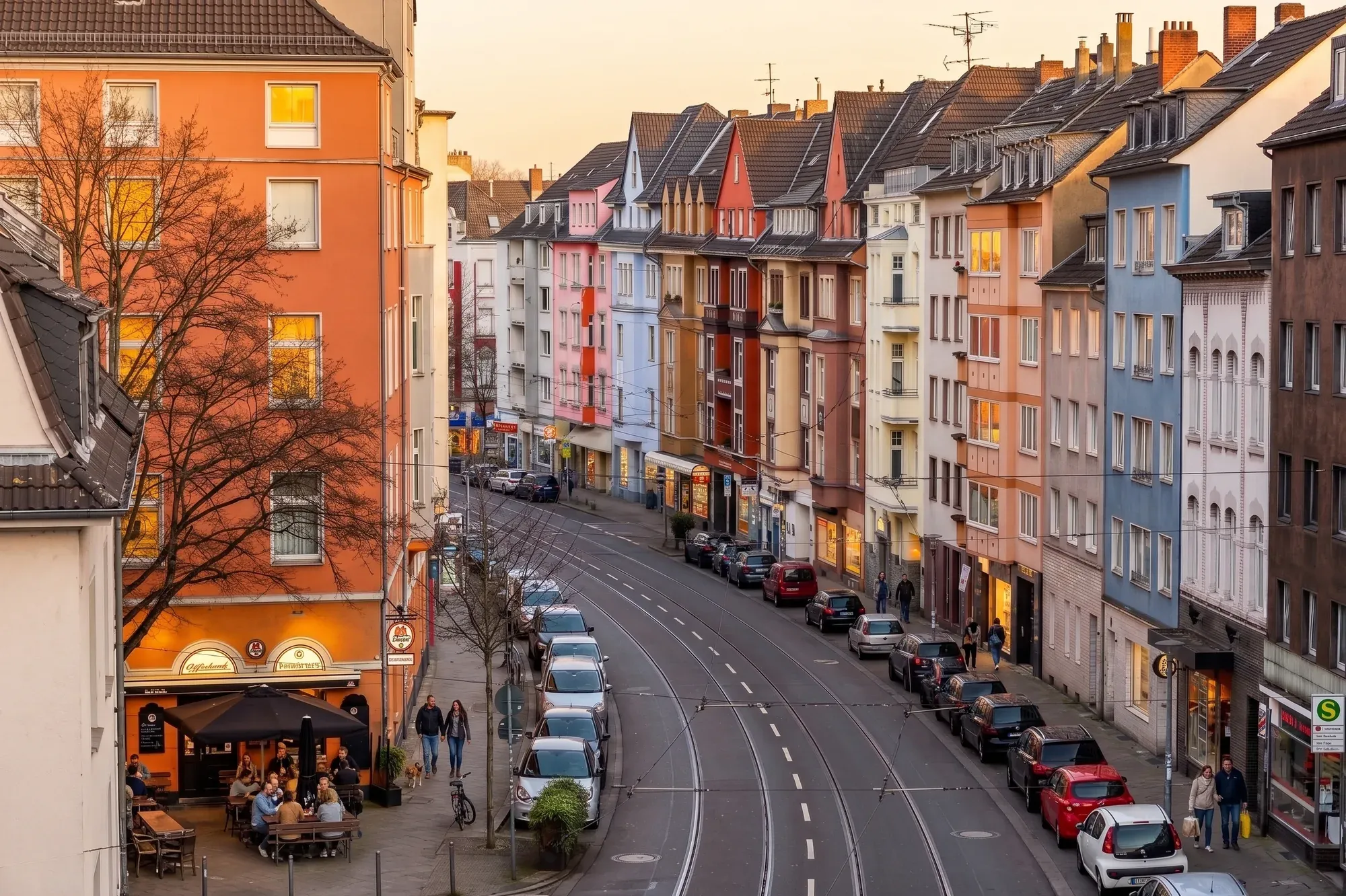 Straßenzug mit Altbaufassaden in Flingern