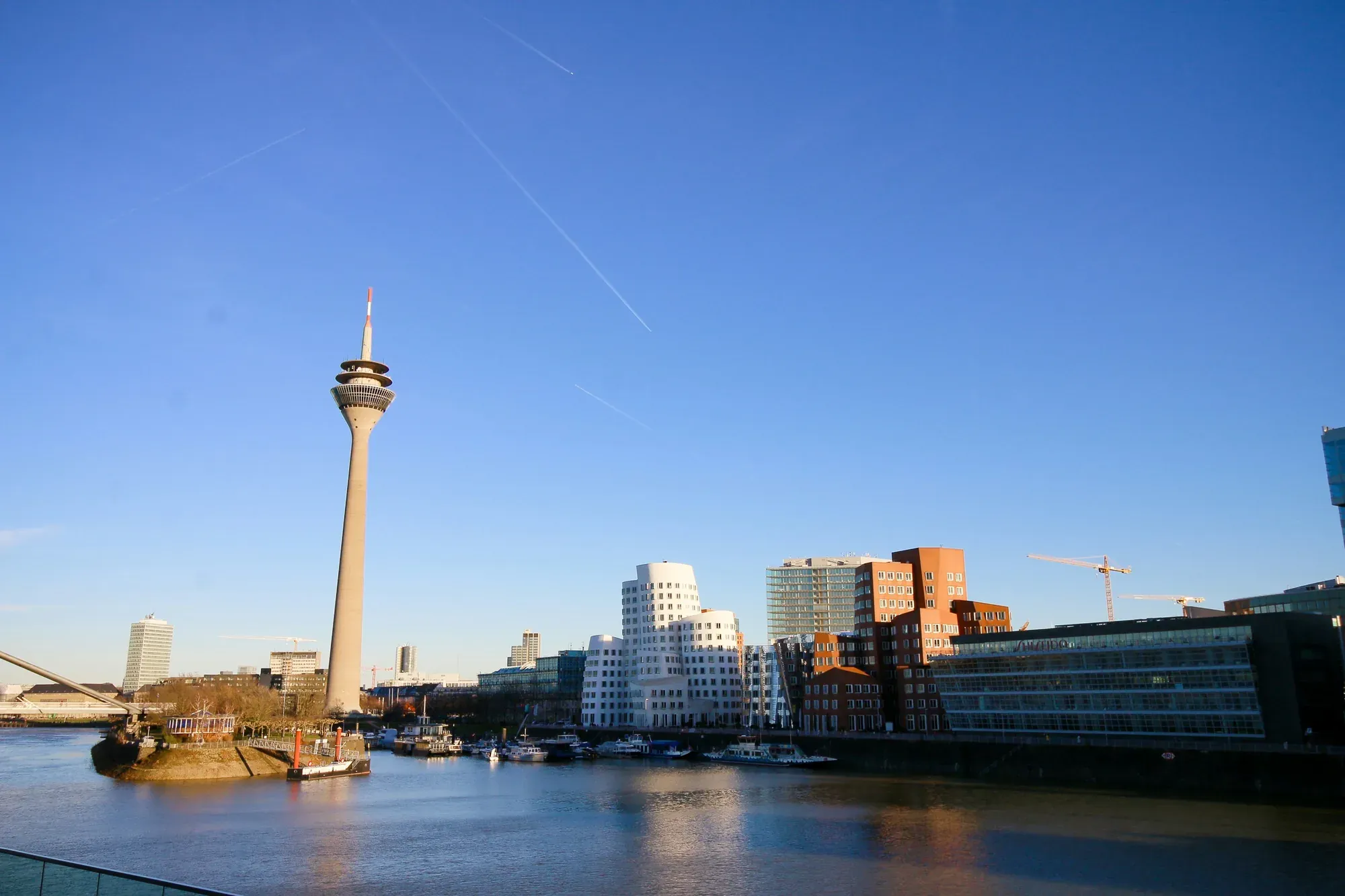 Medienhafen mit Rheinturm und Gehry-Bauten am Wasser