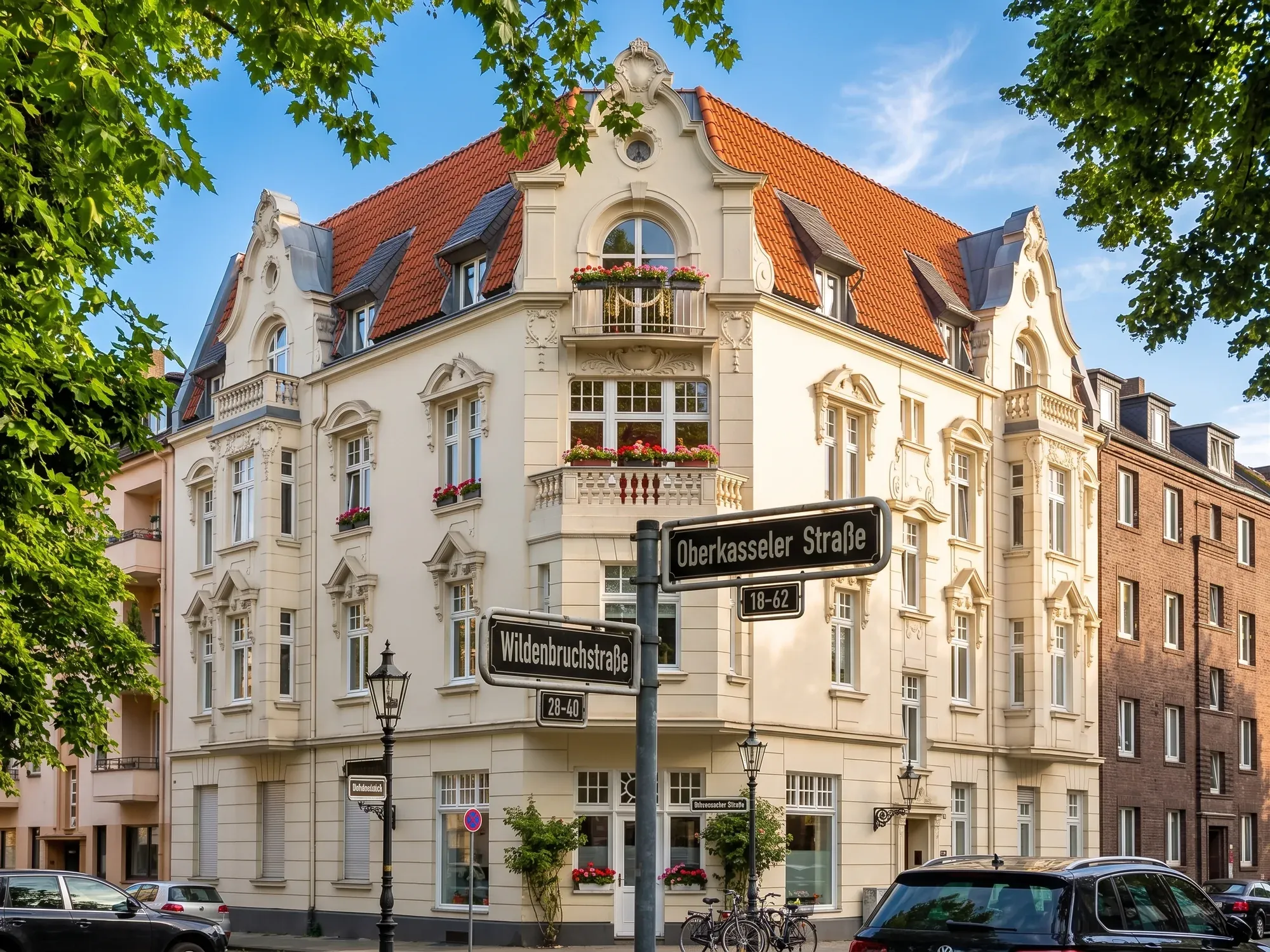 Altbau-Eckhaus mit Stuckfassade in Oberkassel