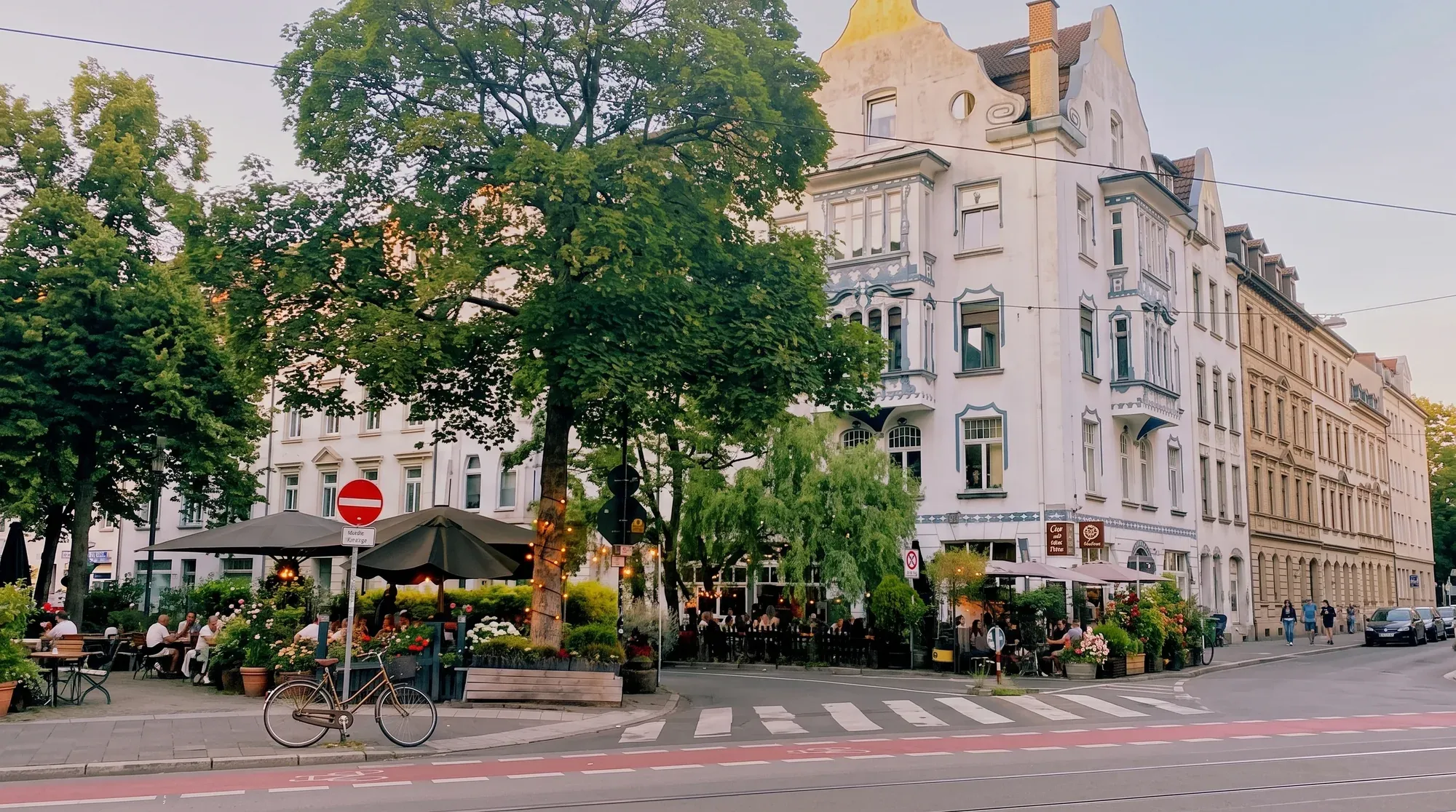 Straßenecke mit Außengastronomie und Altbauten in Pempelfort