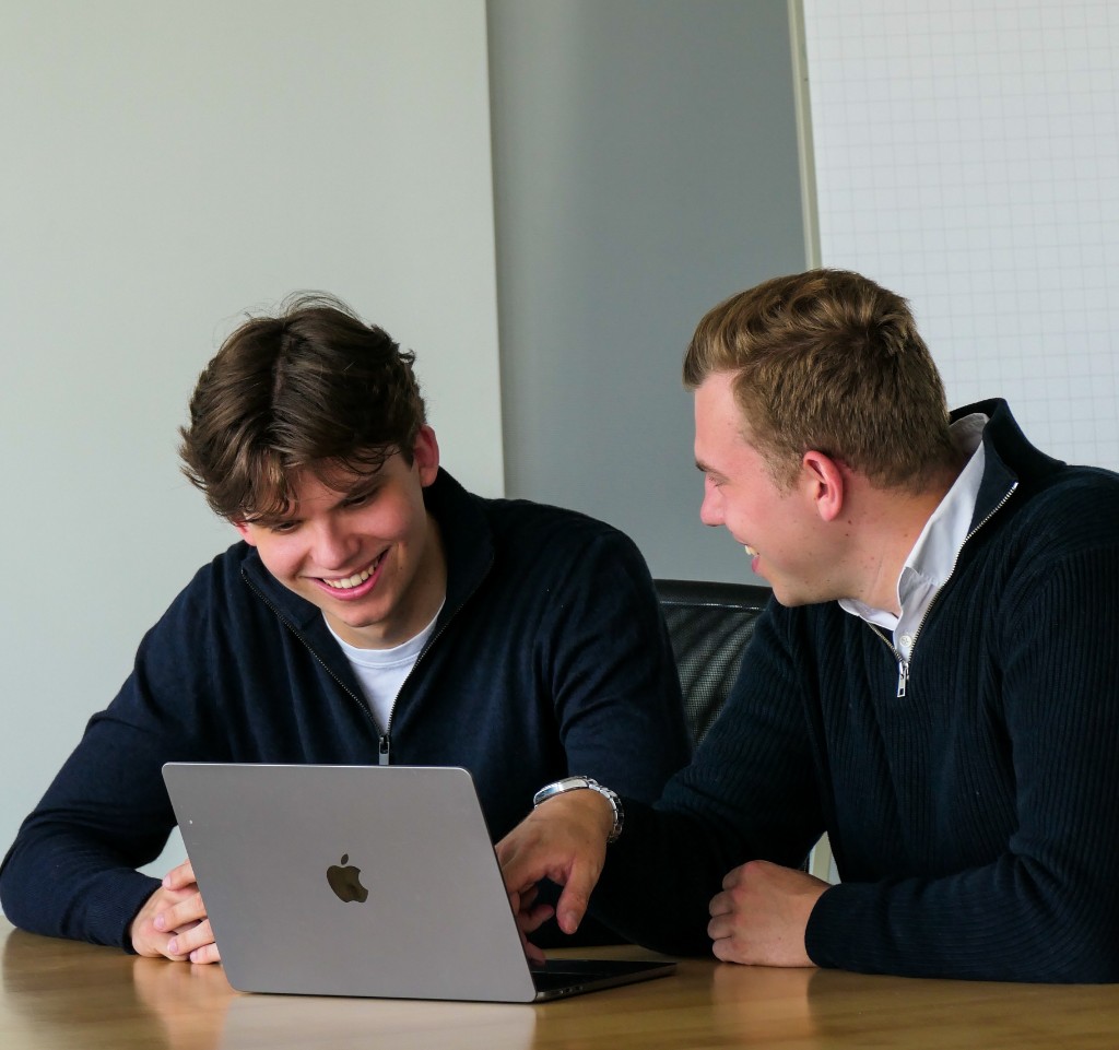 Zwei Gründer von H&H Creative arbeiten gemeinsam am Laptop in Düsseldorf