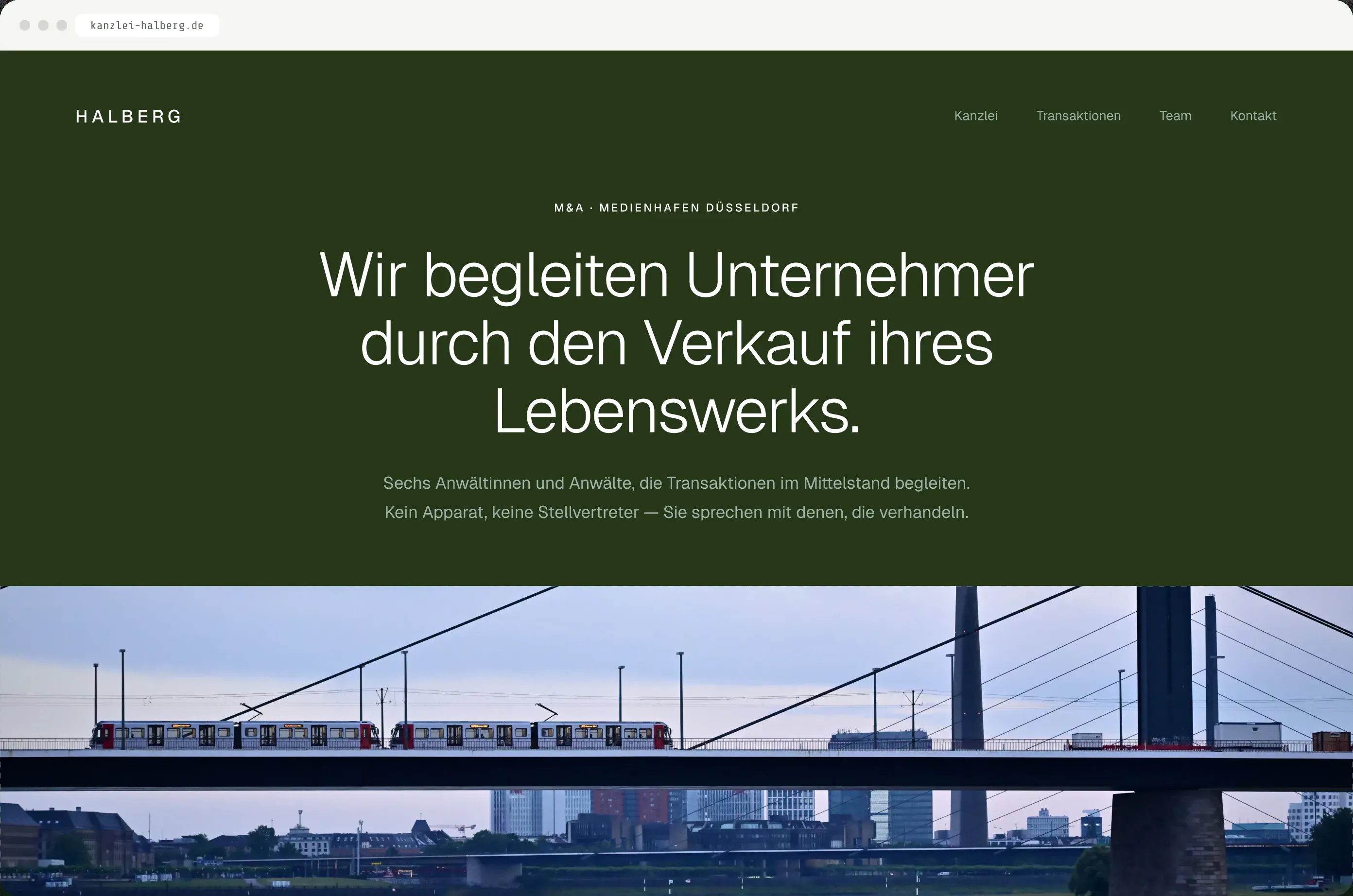 Startseite der Kanzlei Halberg im Browser: Leitsatz auf Waldgrün, darunter die Rheinkniebrücke