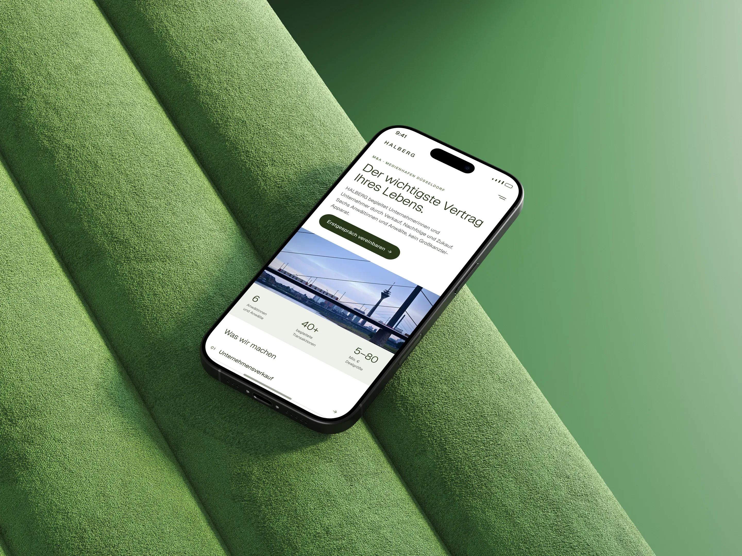 Mobile Startseite der Kanzlei Halberg auf einem iPhone
