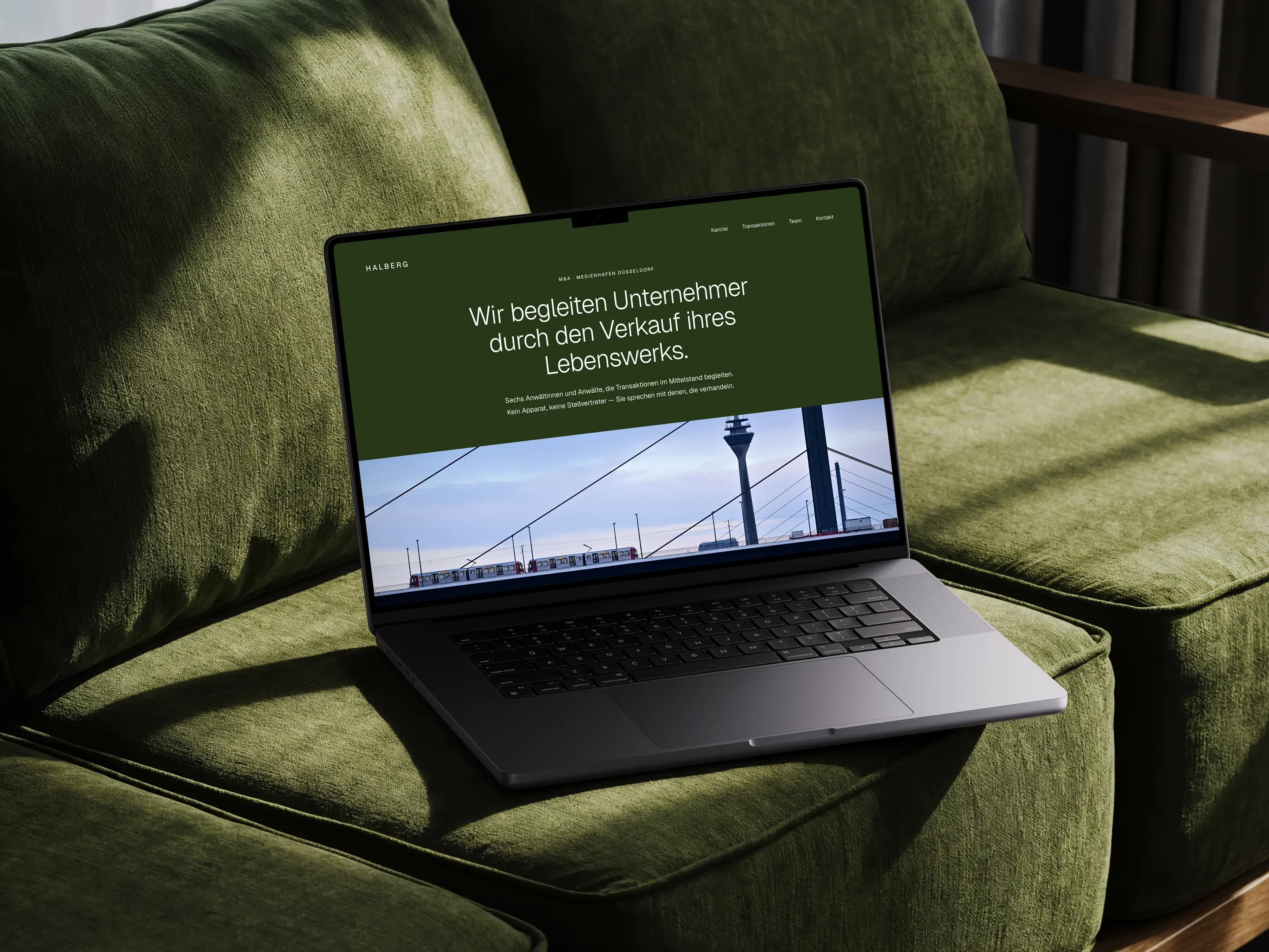 Startseite der Kanzlei Halberg auf einem MacBook