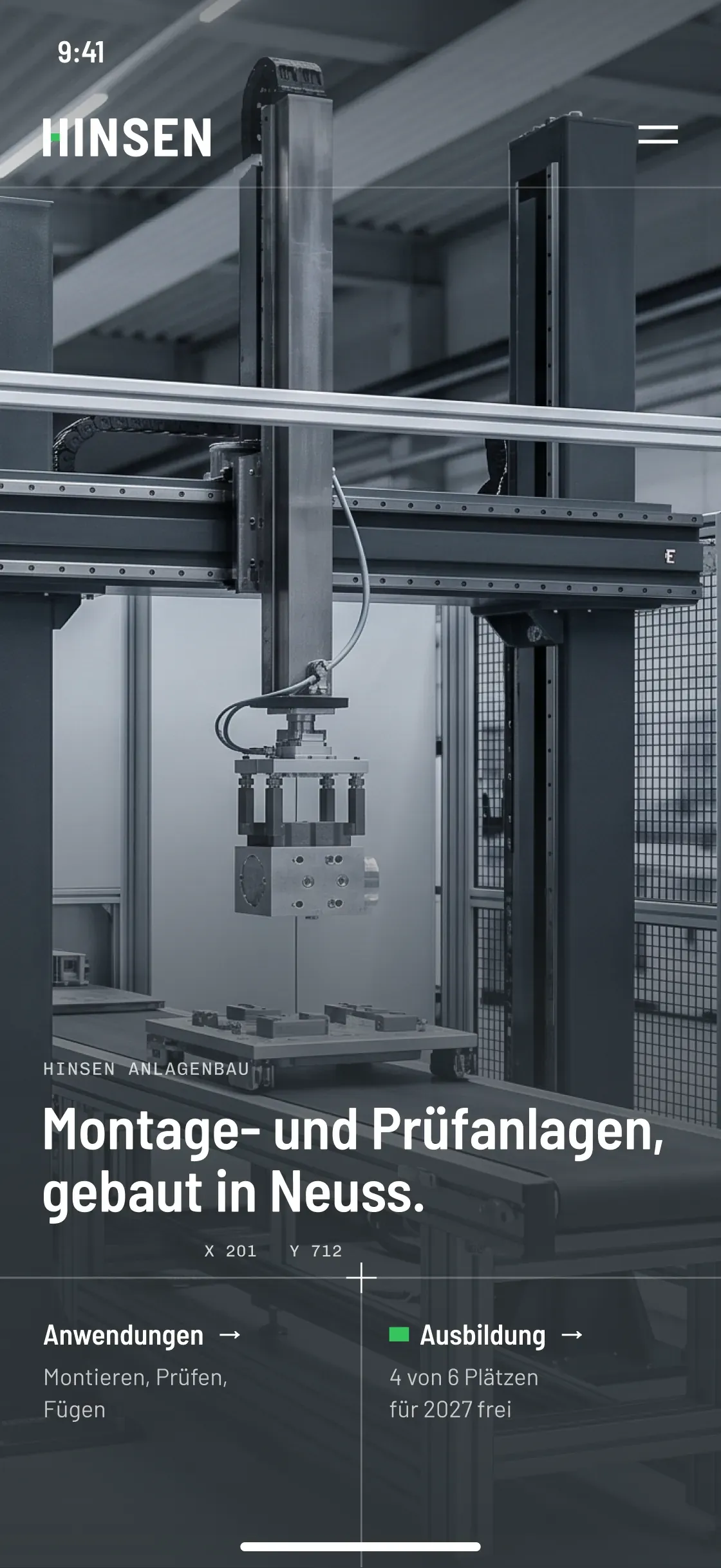Mobile Startseite von HINSEN: Portalanlage in der Halle, darunter „Montage- und Prüfanlagen, gebaut in Neuss.“ und die Wege zu Anwendungen und Ausbildung