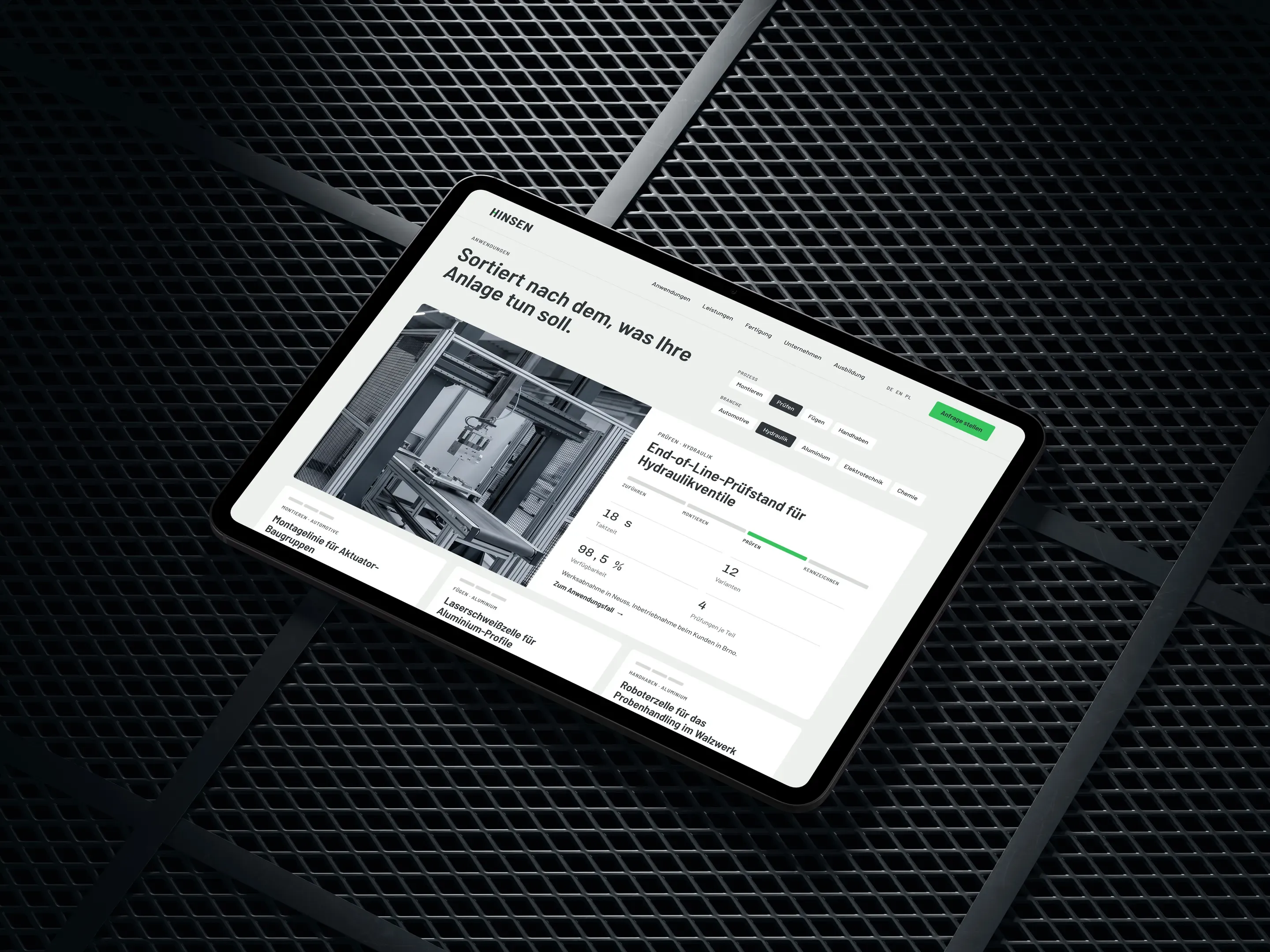 Konzept für HINSEN Anlagenbau: Seite „Anwendungen“ auf einem iPad, das auf einem Gitterrost liegt