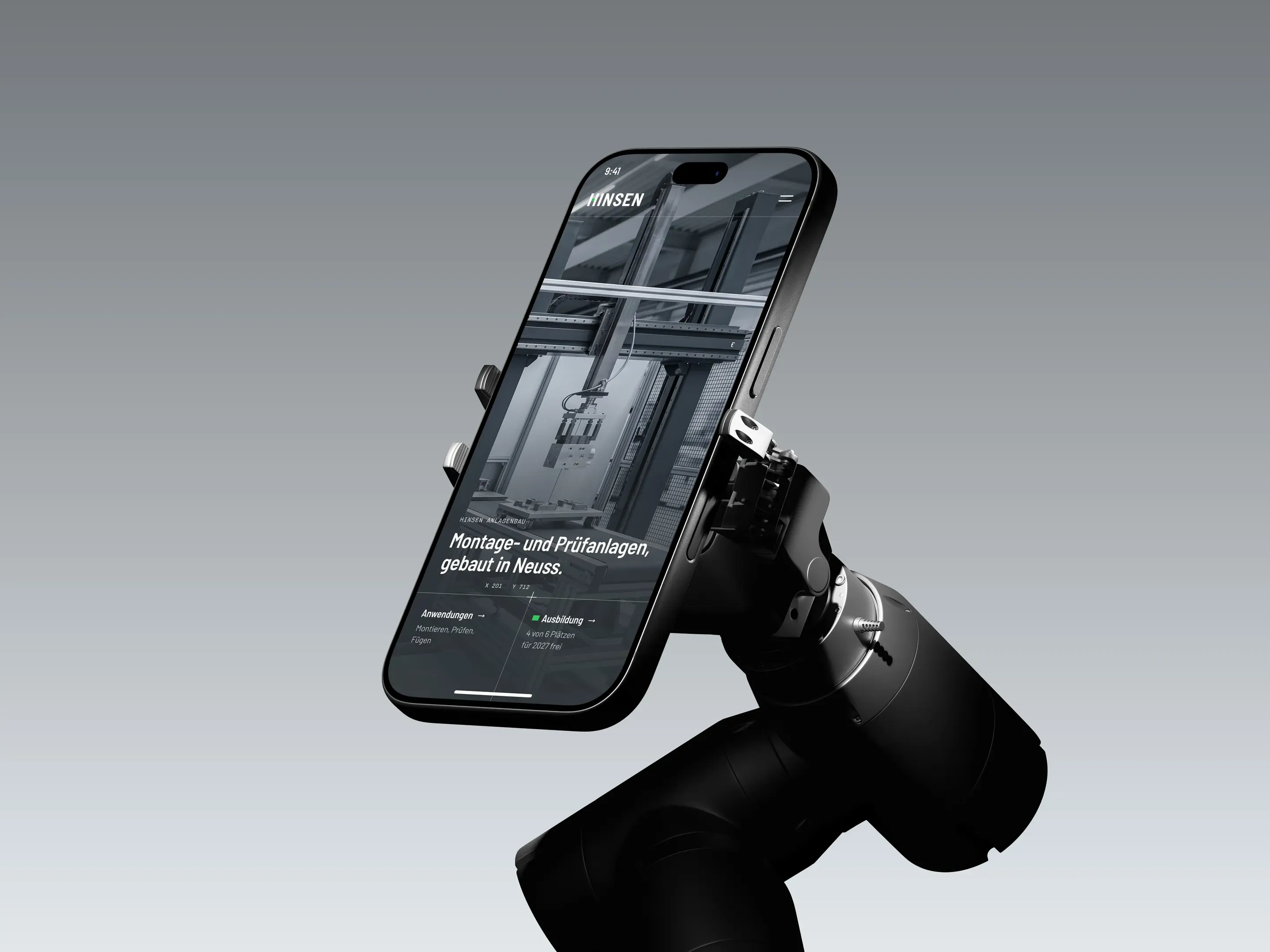 Konzept für HINSEN Anlagenbau: mobile Startseite auf einem iPhone, gehalten vom Greifer eines Roboterarms