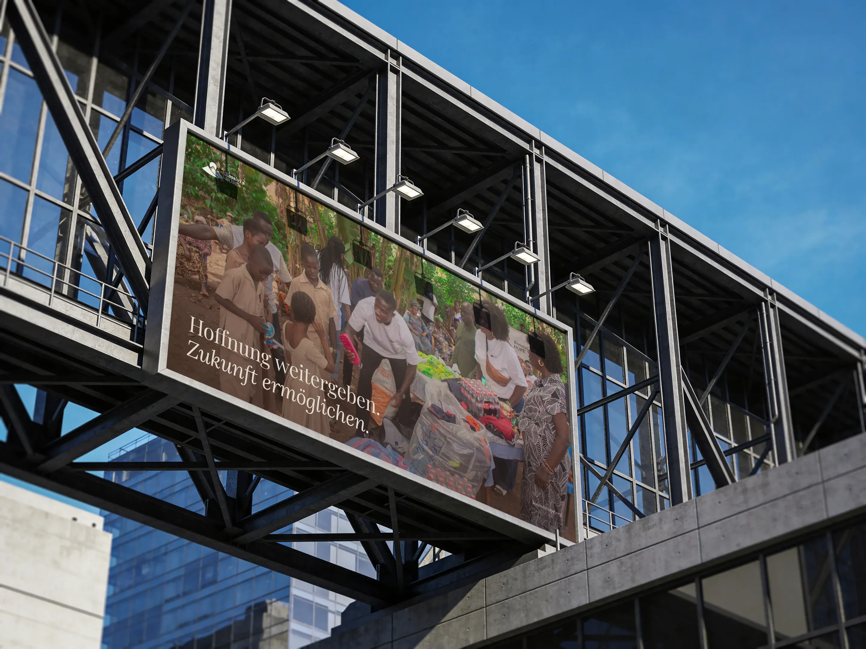 Plakat von Kossivi’s Hope an einer Brücke