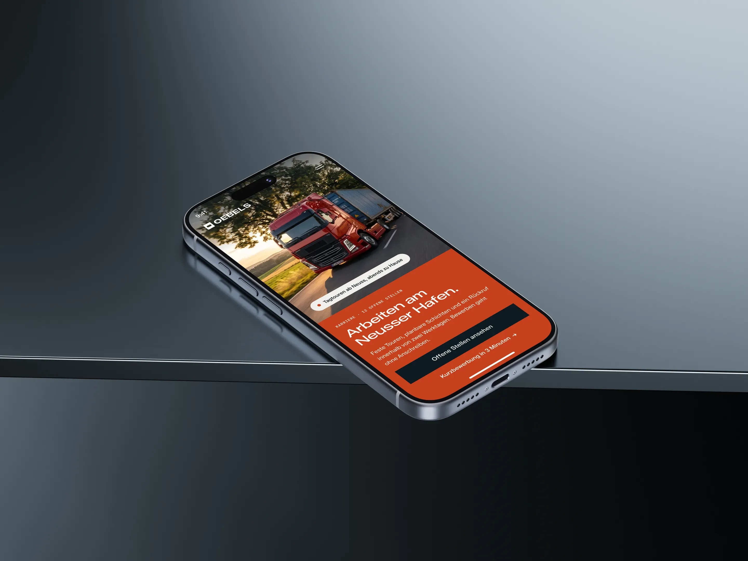 Konzept für die Spedition OEBELS: Karriereseite auf einem iPhone mit rotem Sattelzug und der Überschrift „Arbeiten am Neusser Hafen.“