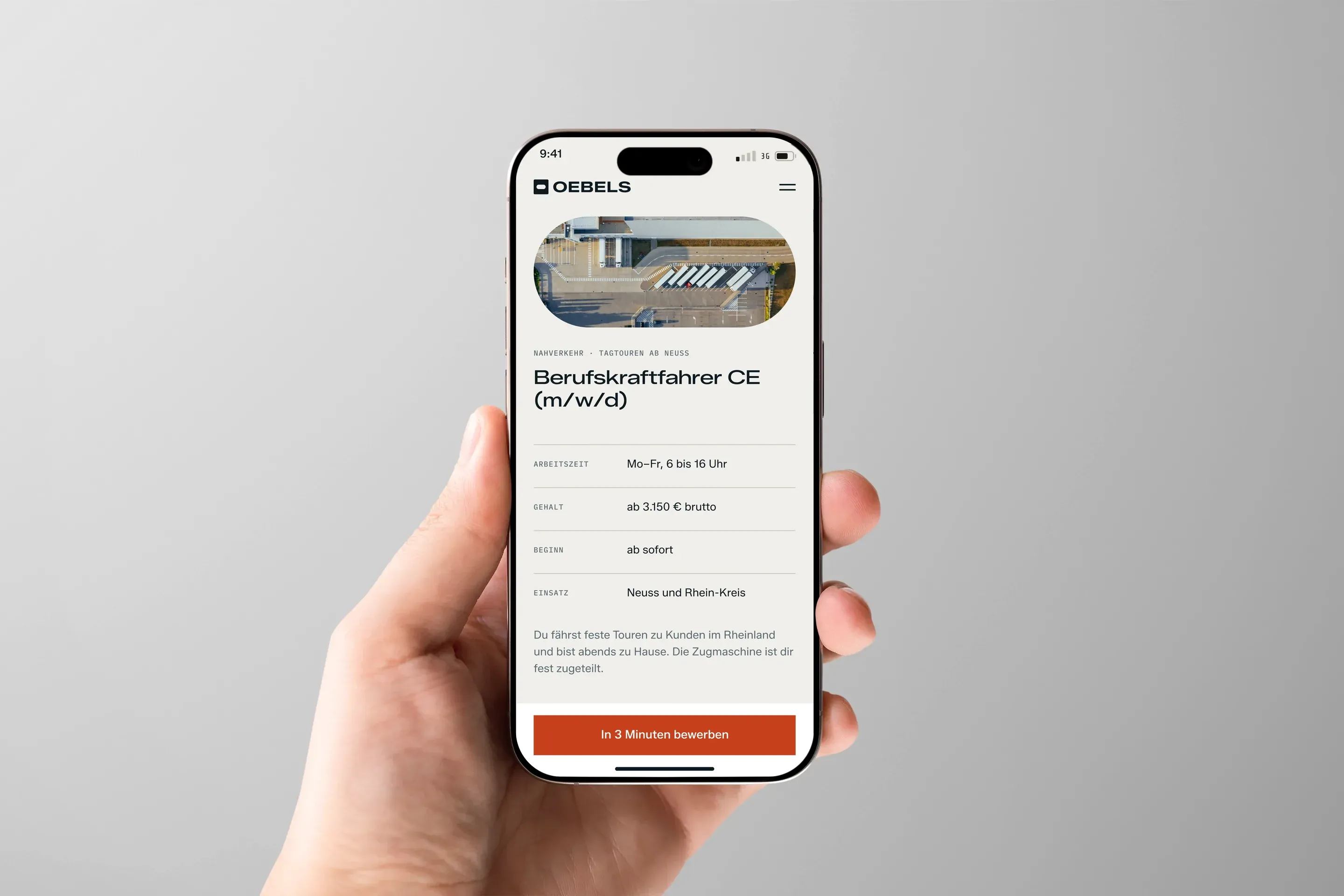 Konzept für die Spedition OEBELS: Stellenanzeige „Berufskraftfahrer CE“ auf einem iPhone in der Hand, mit Einsatzgebiet Neuss und Rhein-Kreis und dem Button „In 3 Minuten bewerben“