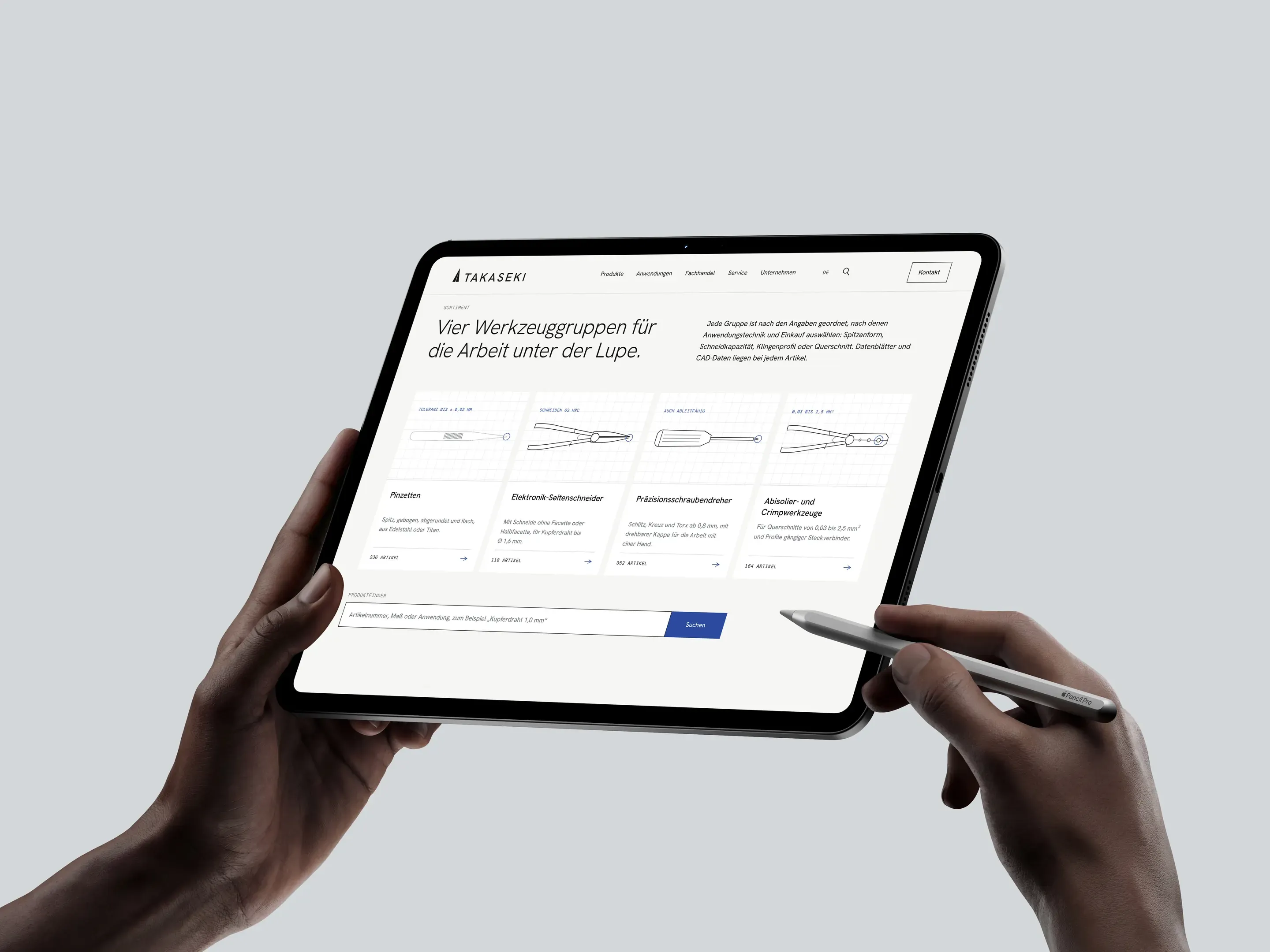 Konzept für Takaseki Europe: Sortimentsseite mit vier Werkzeuggruppen auf einem iPad, in der Hand gehalten, daneben ein Stift