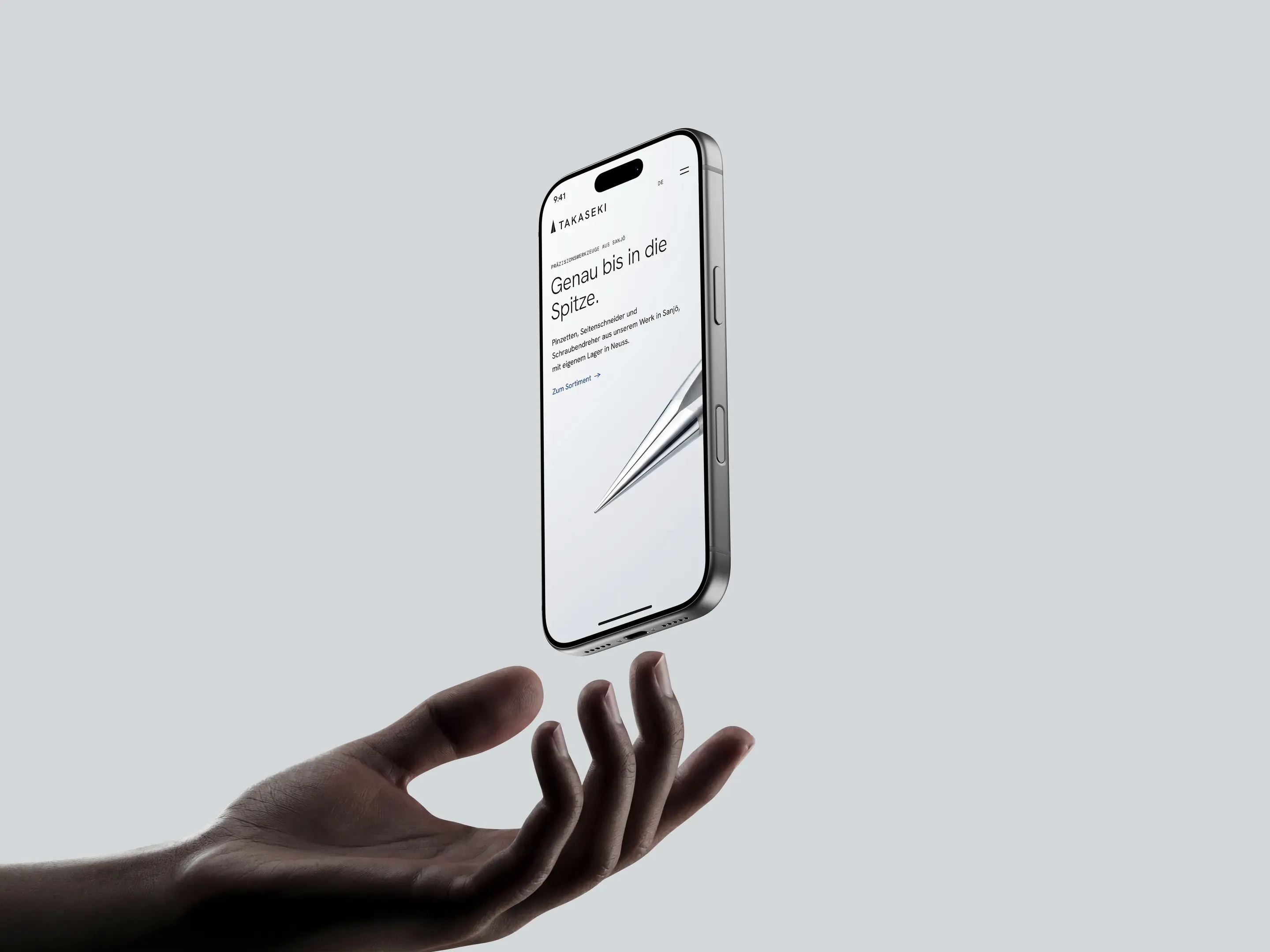Konzept für Takaseki Europe: mobile Startseite auf einem iPhone, das über einer offenen Hand schwebt