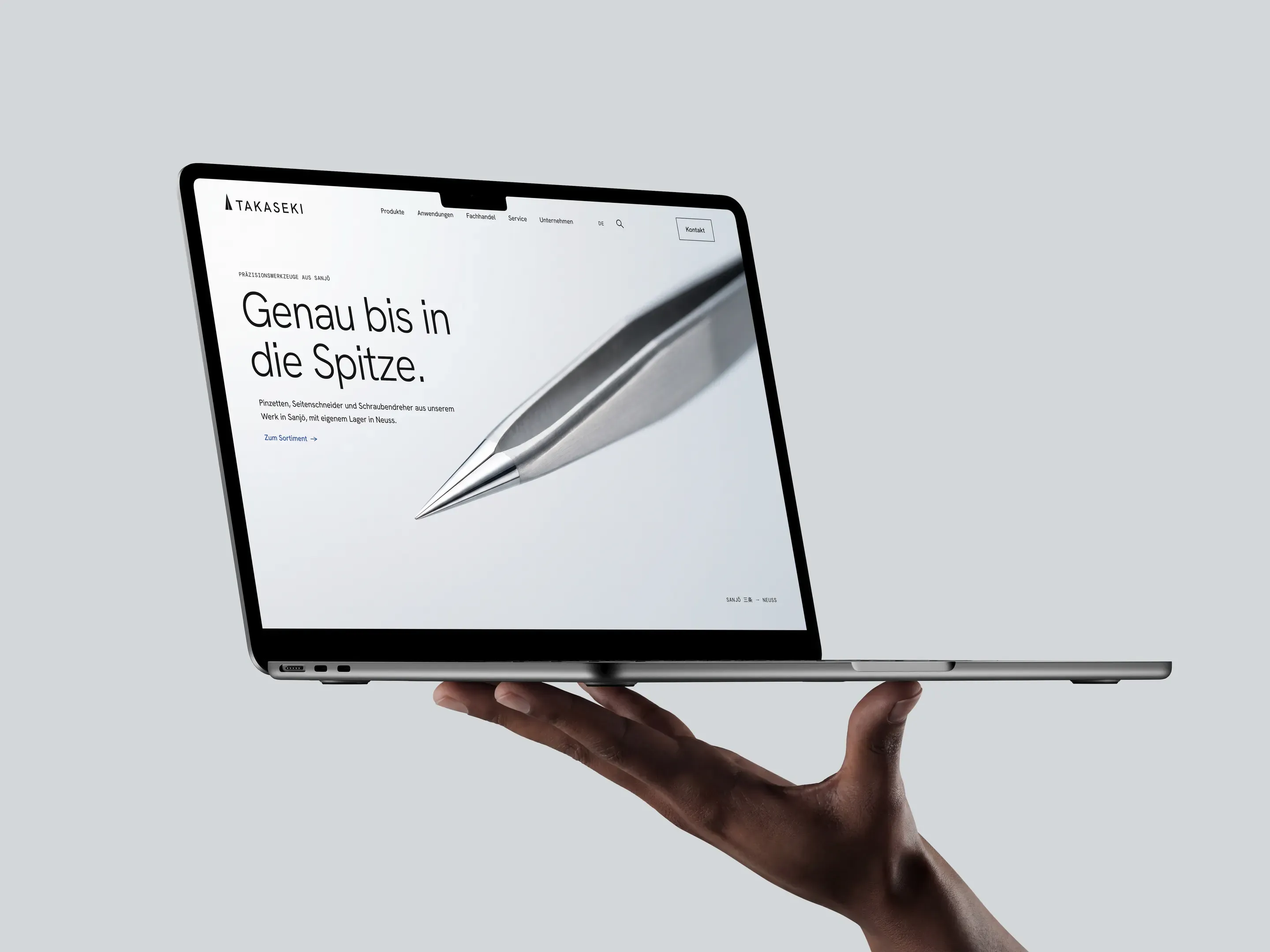 Konzept für Takaseki Europe: Startseite auf einem MacBook mit der Spitze einer Pinzette und der Überschrift „Genau bis in die Spitze.“